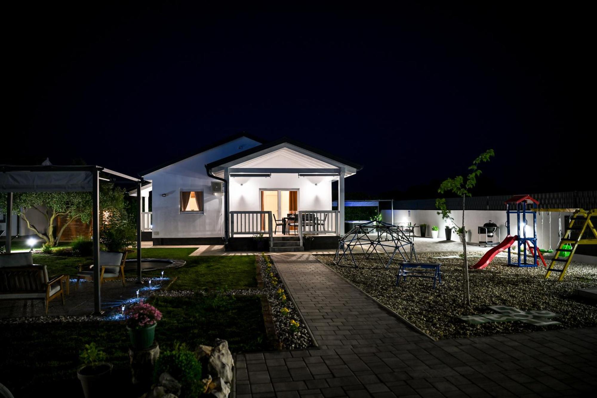 Holiday Home Aprilis With Pool, Jacuzzi And Sauna Galovac  Eksteriør bilde